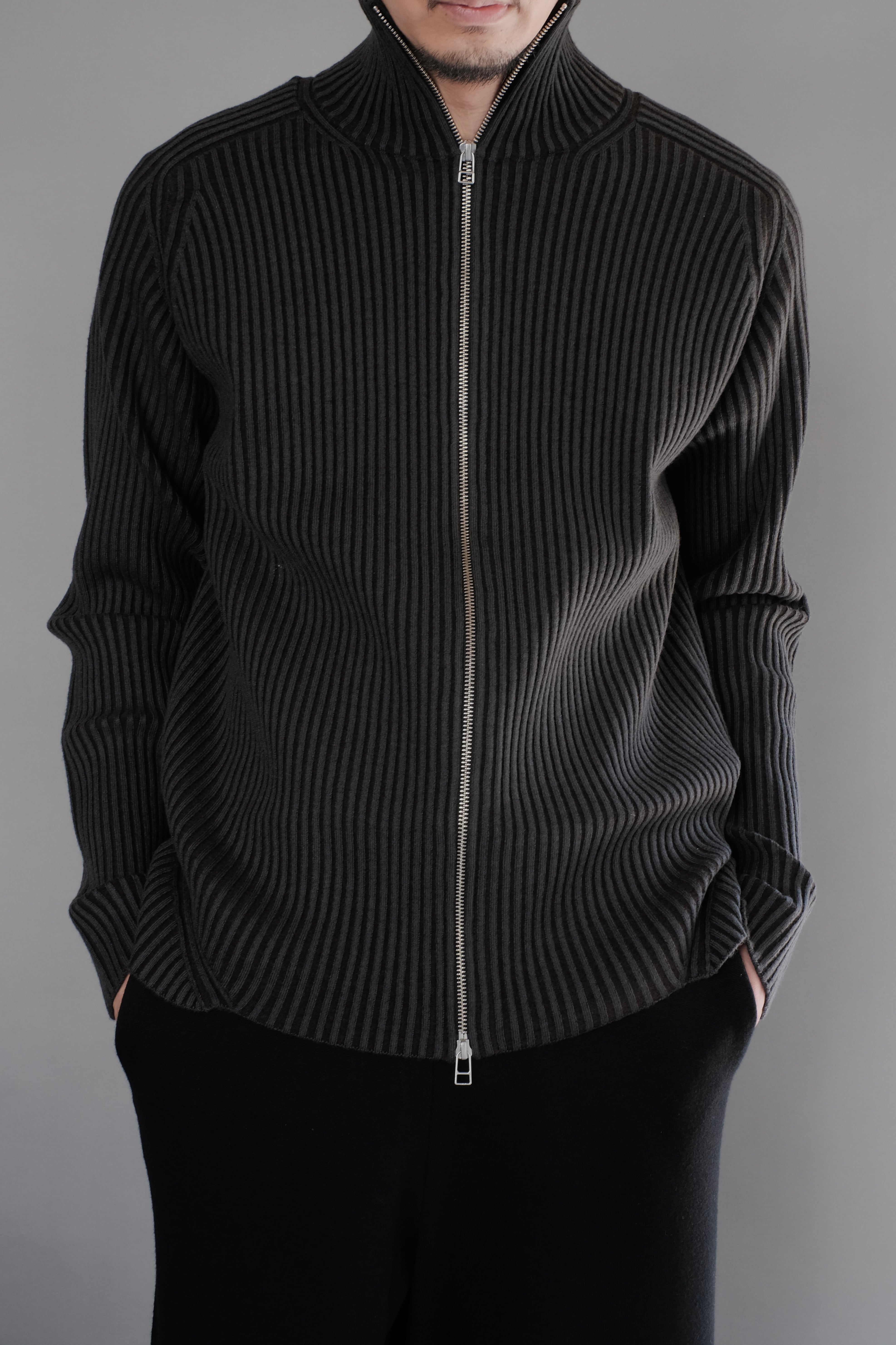 OMAR AFRIDI / ARTICULATED DRIVERS KNIT SWEATER | LIVING
