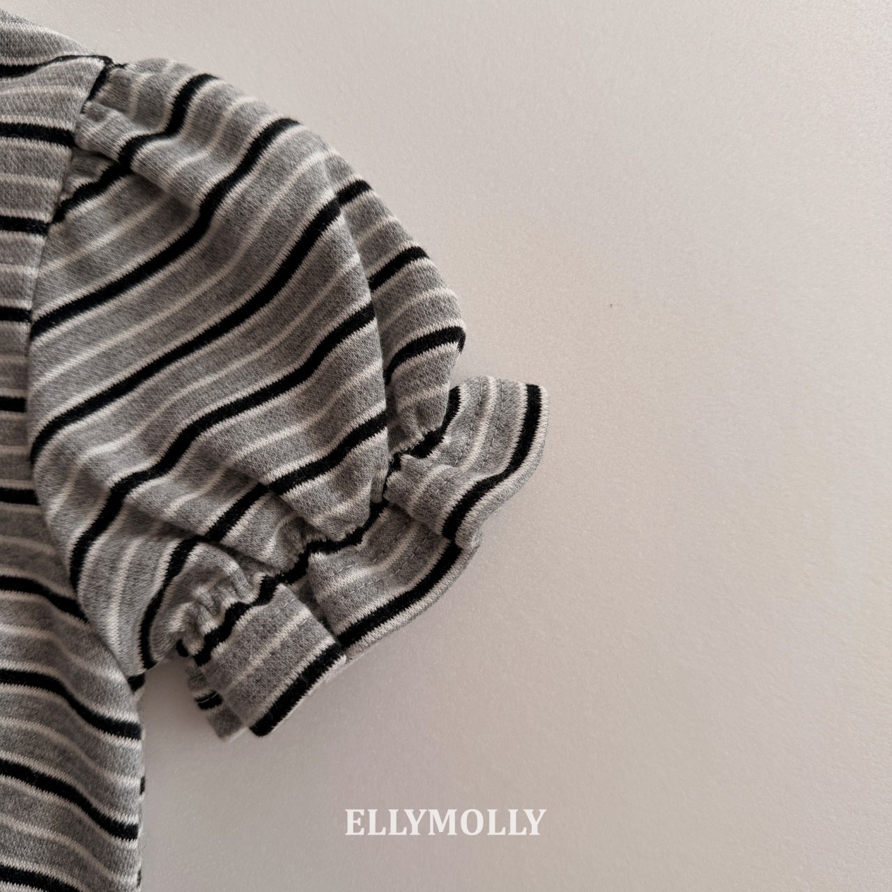 [ELLYMOLLY] Curling Collar Frill Tee +fee2 / [엘리몰리] 컬링카라프릴티