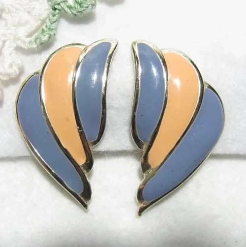 メタルにエナメルの変わった形のイヤリング　ヴィンテージイヤリングのセール通販 10400E