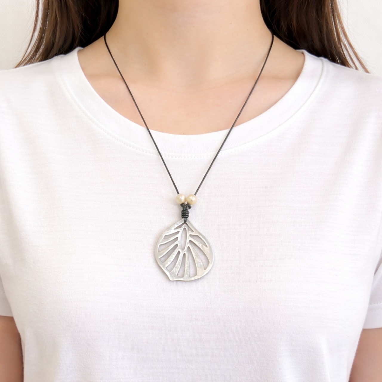 白蝶貝リーフペンダントネックレス｜あこや真珠5.5mm×2粒 レザー紐60cm シェルアクセサリー