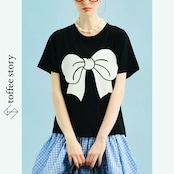 大きなリボンで気分を結ぶアートTシャツ 《i0634》