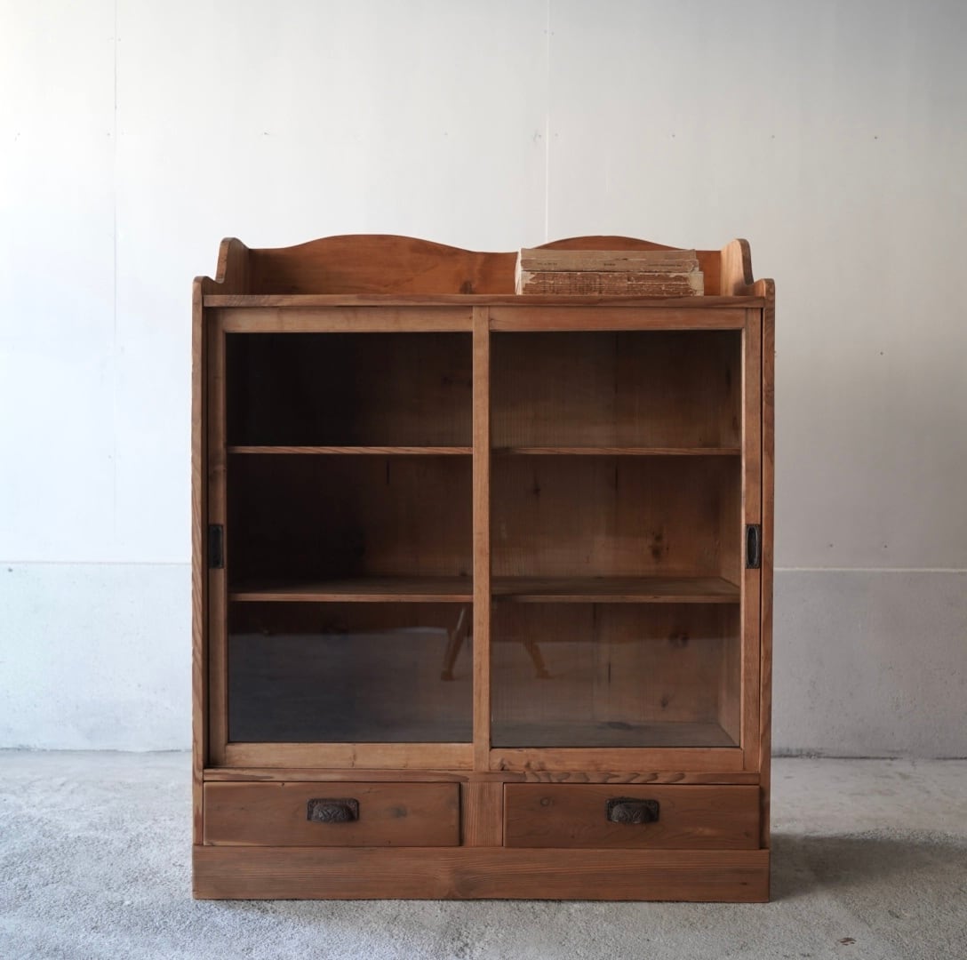 ガラス引き戸のキャビネット