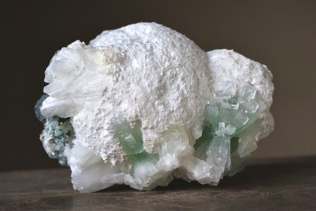 特大モルデナイト / グリーンアポフィライト Green Apophyllite / Mordenite