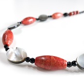 シックな赤が 心くすぐる！ アップル珊瑚 オニキス シェル ネックレス ne1102