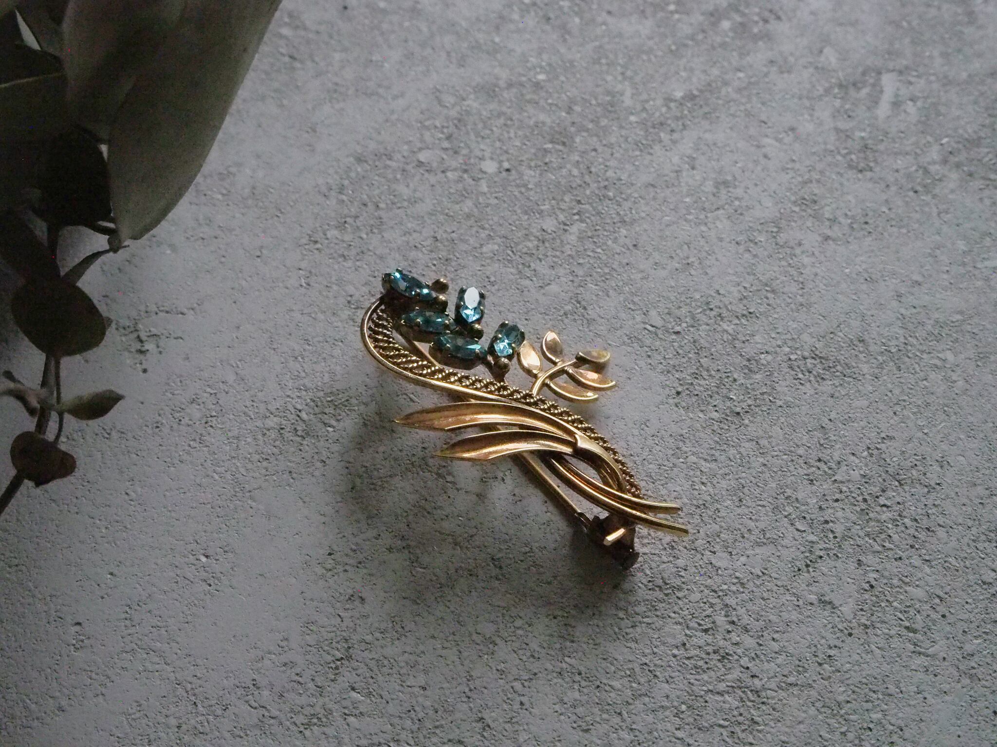 水色ガラスのリーフのブローチ | アンティークアクセサリー ｜antique