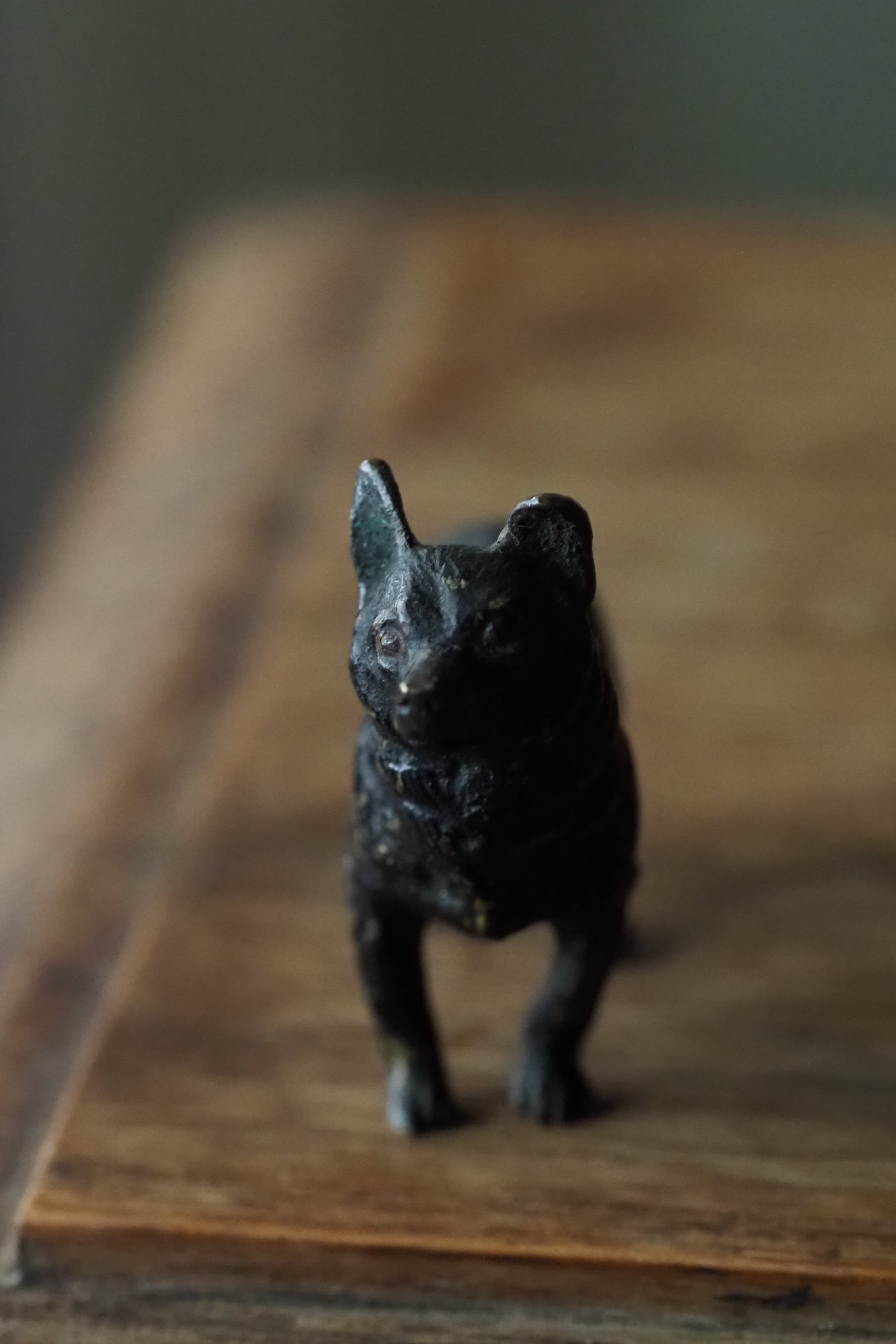 小さなワンコ、誰ぞ待つ-antique bronze dog objet | アンティーク