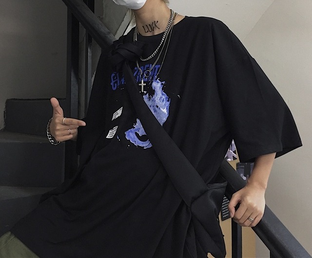 シンプルなデザインに個性的なプリント柄がオシャレ ｔシャツ 黒 Stepwall