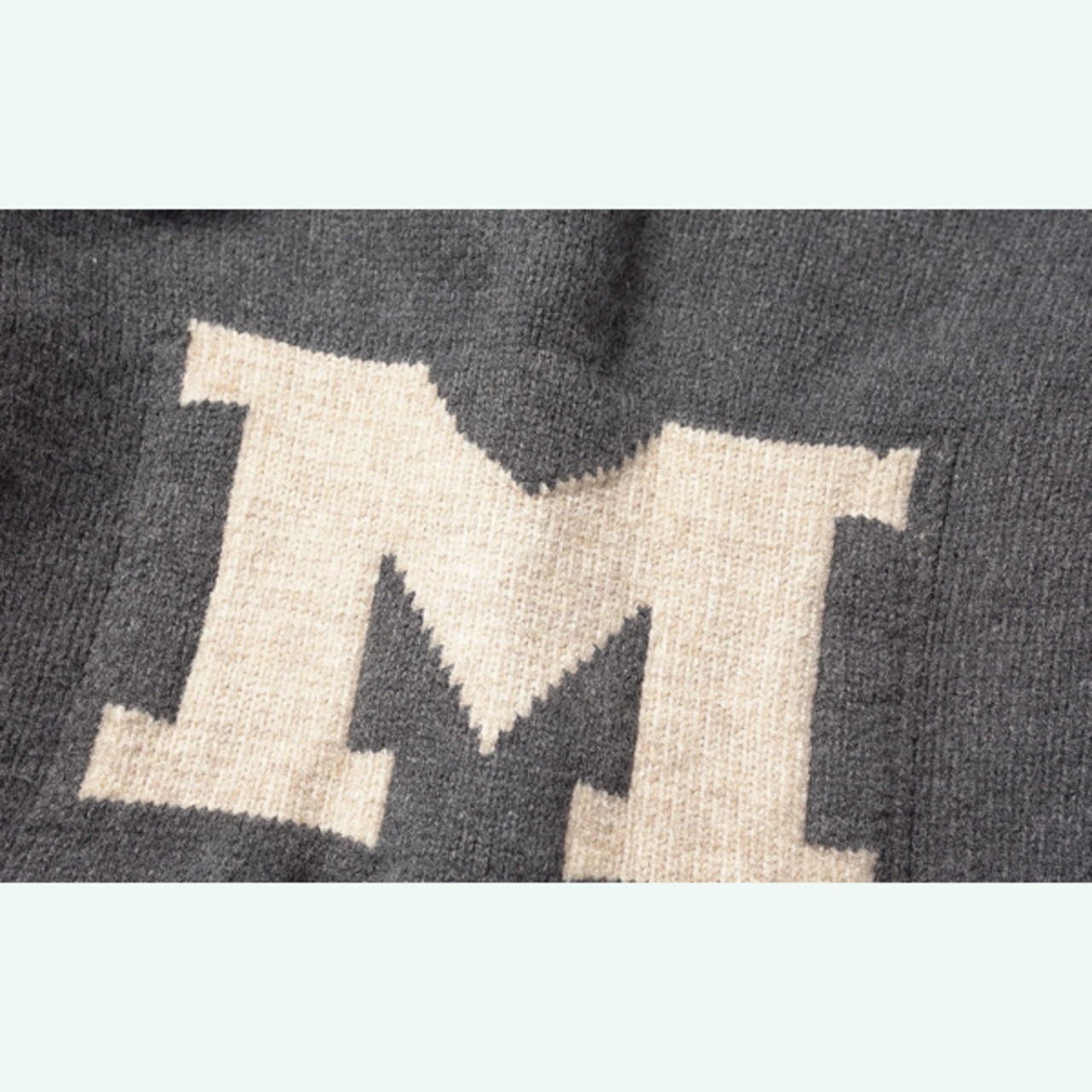 小花の可憐さと“M”の遊び心を宿したグレーカーディガン 《i0834》