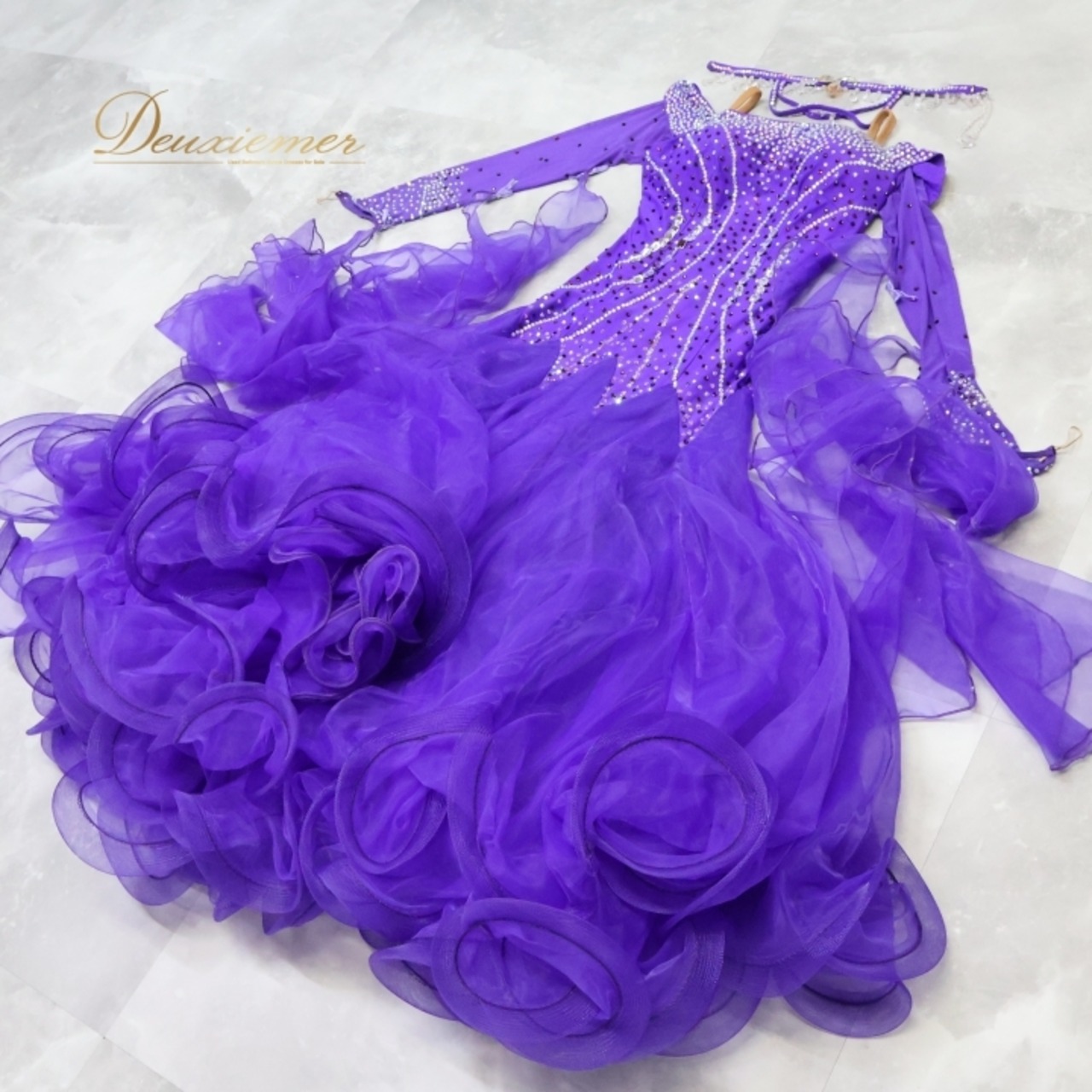 社交ダンス 衣装 スタンダード ドレス スタンダードドレス ワンピース 紫 フロート レース フリル パープル系 デモ 競技 ダンス パーティ 発表会 リボン 高級感 豪華 スカート 可愛い デザイン おしゃれ アクセサリー レディース 競技会