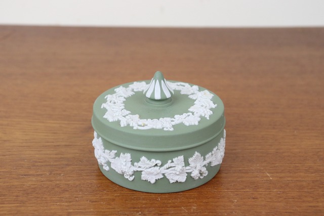 ウェッジウッド　ジャスパー　小物入れ　セージグリーン　ラウンドボックス　葡萄柄　WEDGWOOD　イギリス　ヴィンテージ　く36-1