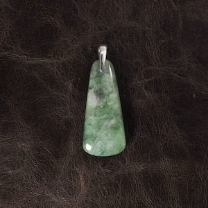 糸魚川翡翠 圧砕ヒスイ 石斧型ペンダント 4.7g  Itoigawa Crush Jadeite small axe-shaped pendant top