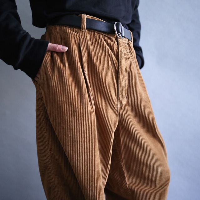 2-tuck tapered silhouette brown wide corduroy pants