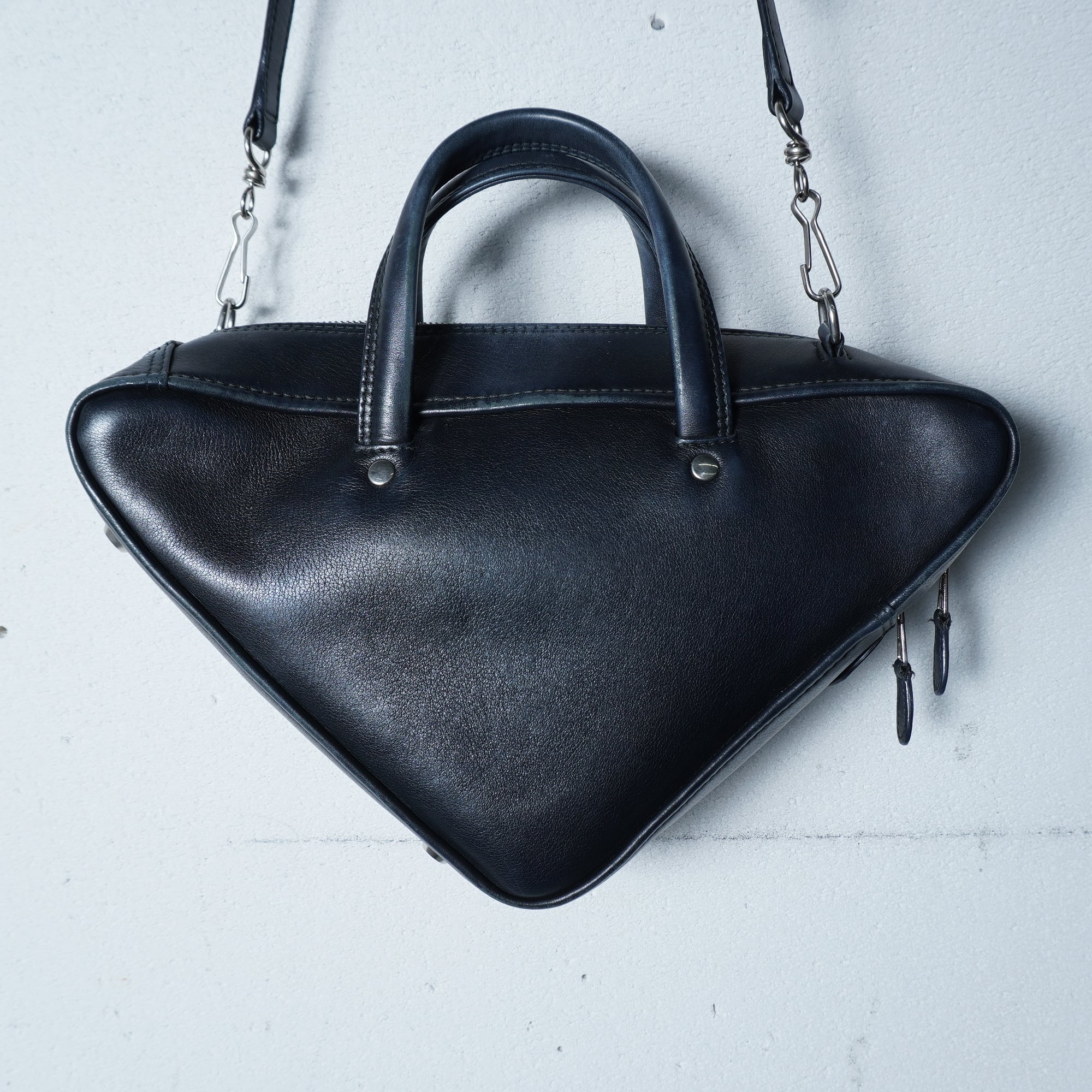 BALENCIAGA　バッグ　トライアングル　ショルダー　ハンド BALENCIAGA】バレンシアガ ロゴ入 トライアングルレザーショルダー