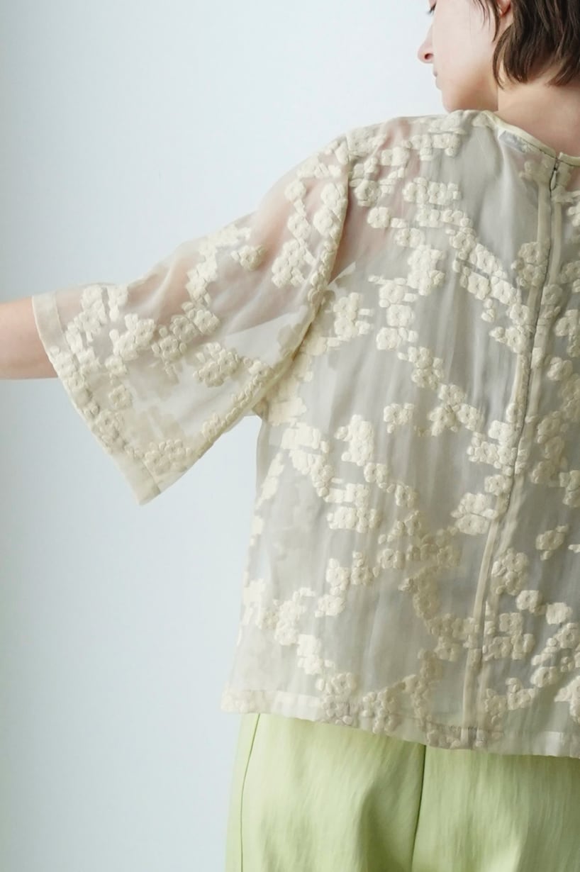 クラネ　CLANE BULGED FLOWER JACQUARD TOPS