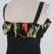 フラダンス 衣装 ワンピース ドレス ブラック系 キャミソールワンピース バードオブパラダイス柄 フリル かわいい 華やか 鮮やか 大人っぽい 黒 橙 緑 ハワイアン アロハ ハワイアンプリント フラ ダンス レッスン 練習 レディース おしゃれ