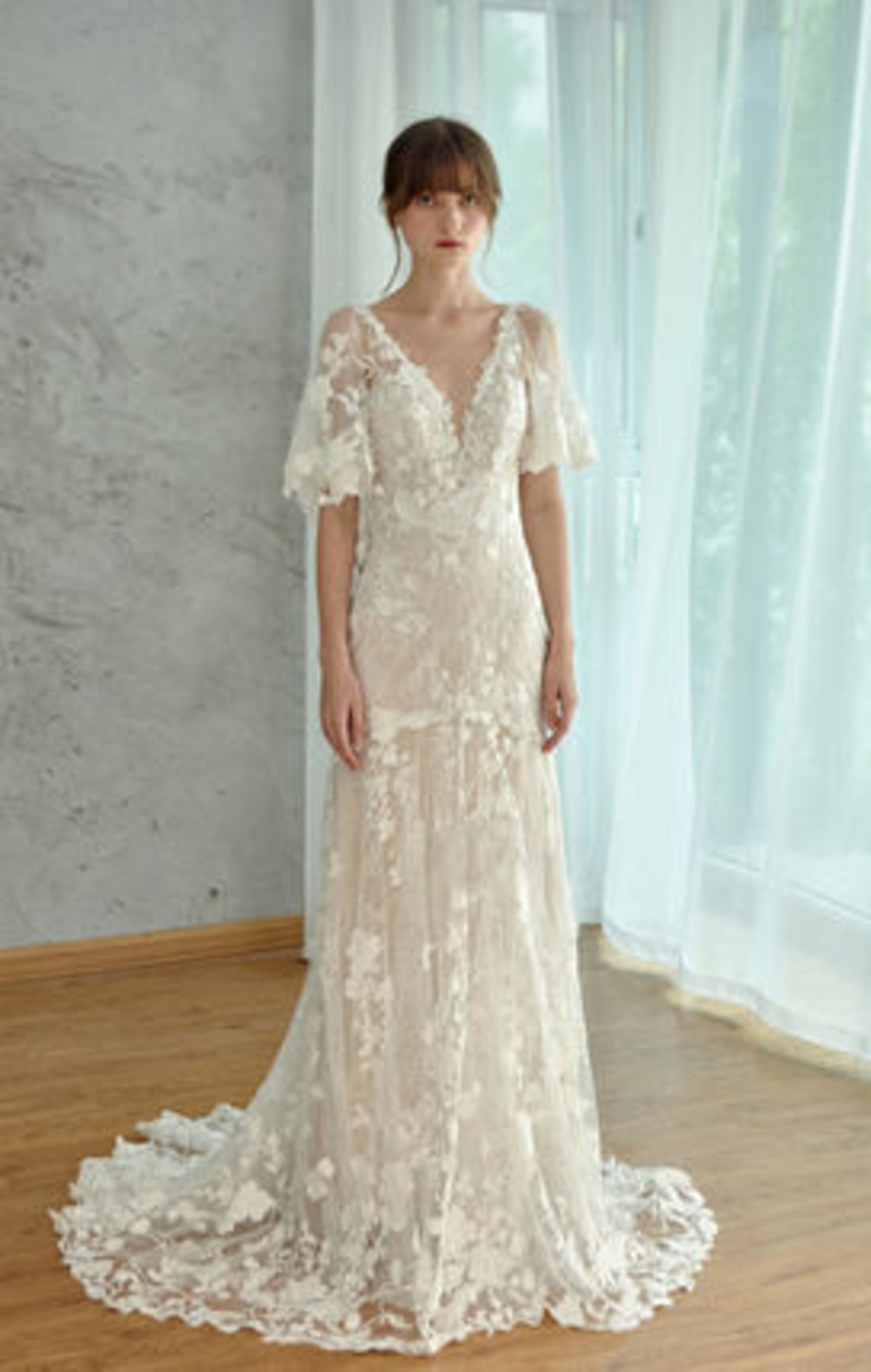 Vネック フリル袖 レースウエディングドレス 二次会 憧れのドレス  