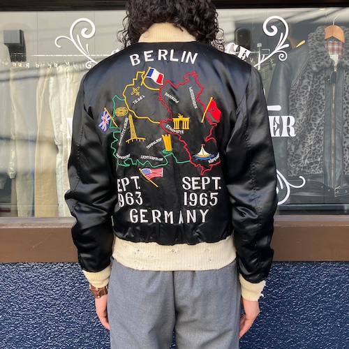 60s 米軍 ツアージャケット “BERLIN 1963-1965” サテン地 刺繍ジャケット ヴィンテージ スーベニアジャケット スカジャン 50s USarmy M