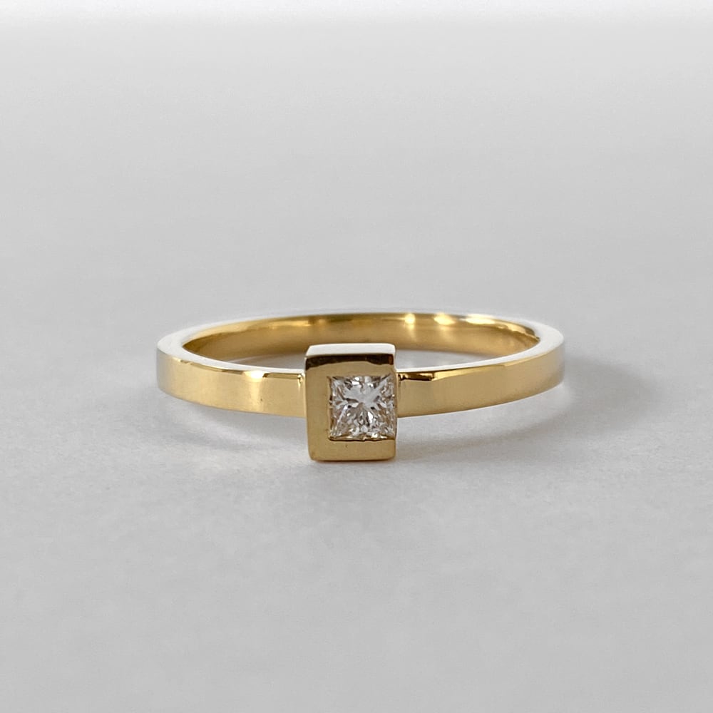 ‘playful’ square ring