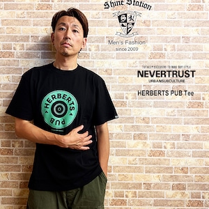 【ネバートラスト】ハーバーツパブ半袖Tシャツ　カラー：ブラック