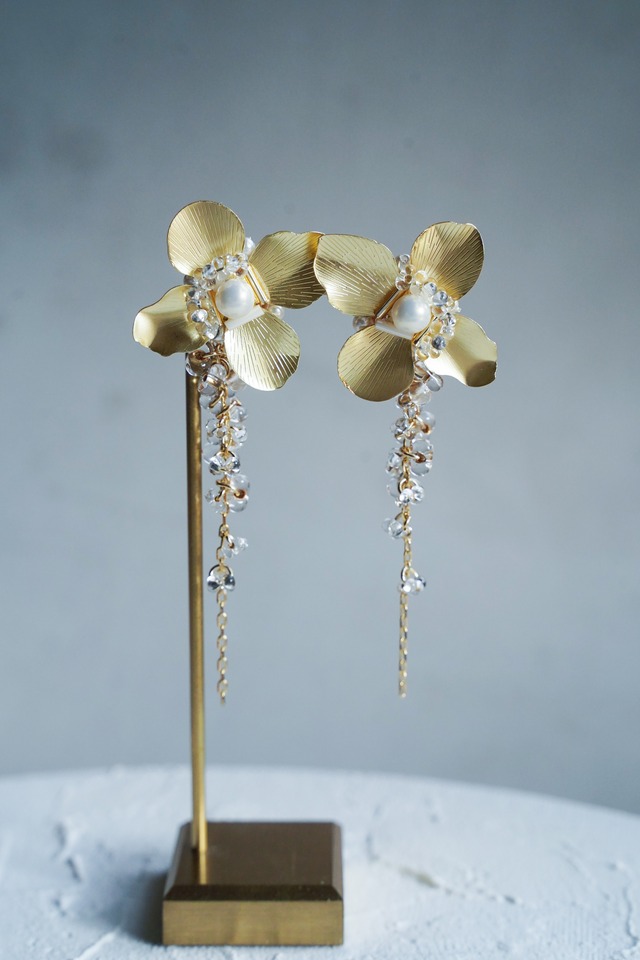 【ゴールドマット 花びら】ウエディングピアス*ゴールド花びら＊大ぶりなアクセサリー＊アレルギー対応