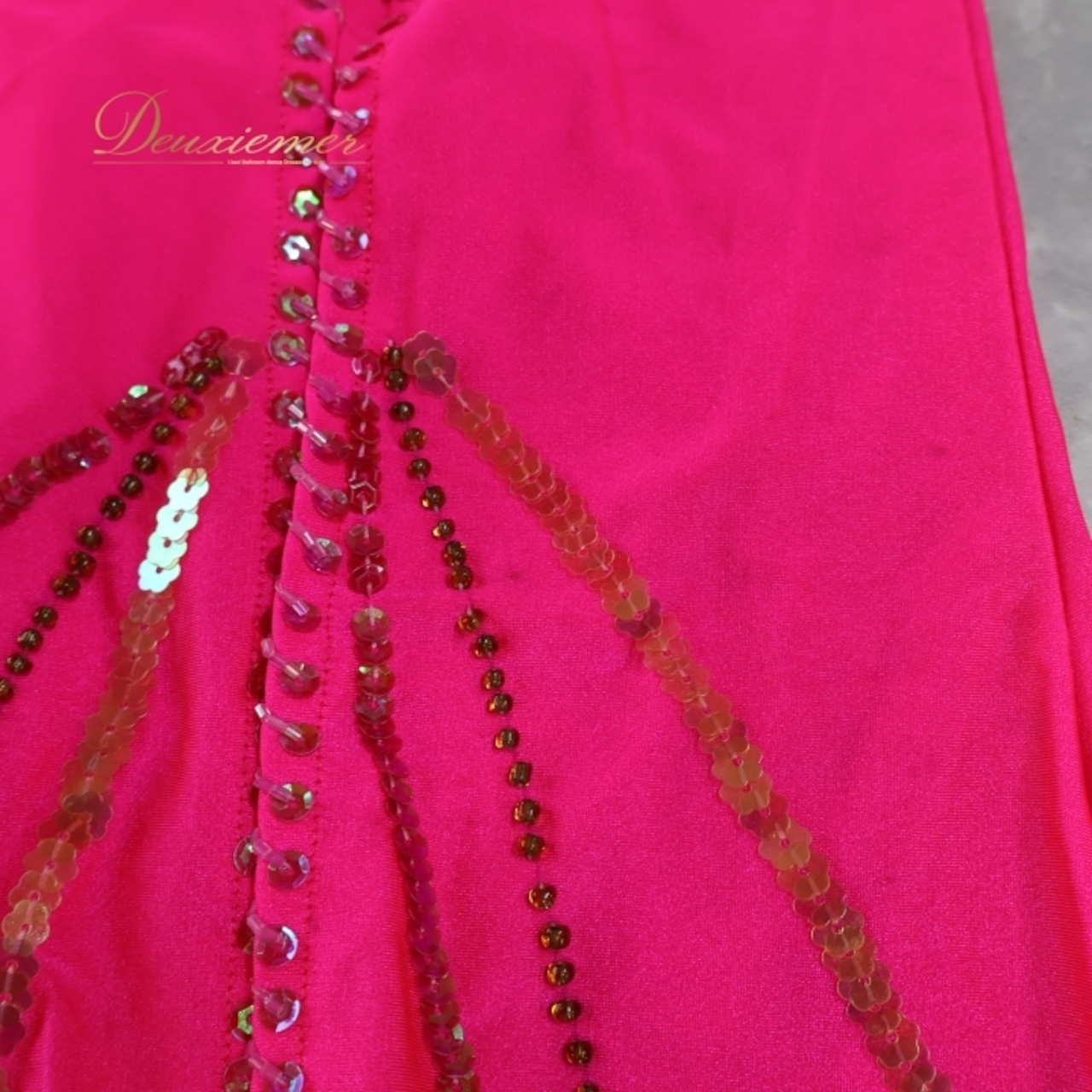 ベリーダンス オリエンタル 衣装 上下セット ピンク系 トップス スカート アーム アーム飾り スパンコール ビーズ 花 スリット 鮮やか 蛍光ピンク ダンス衣装 腕飾り かわいい 華やか キラキラ イベント ステージ