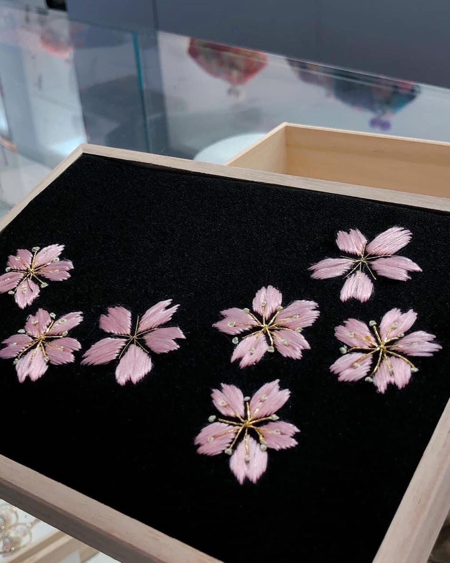 刺繍はめ込み用　桐箱
