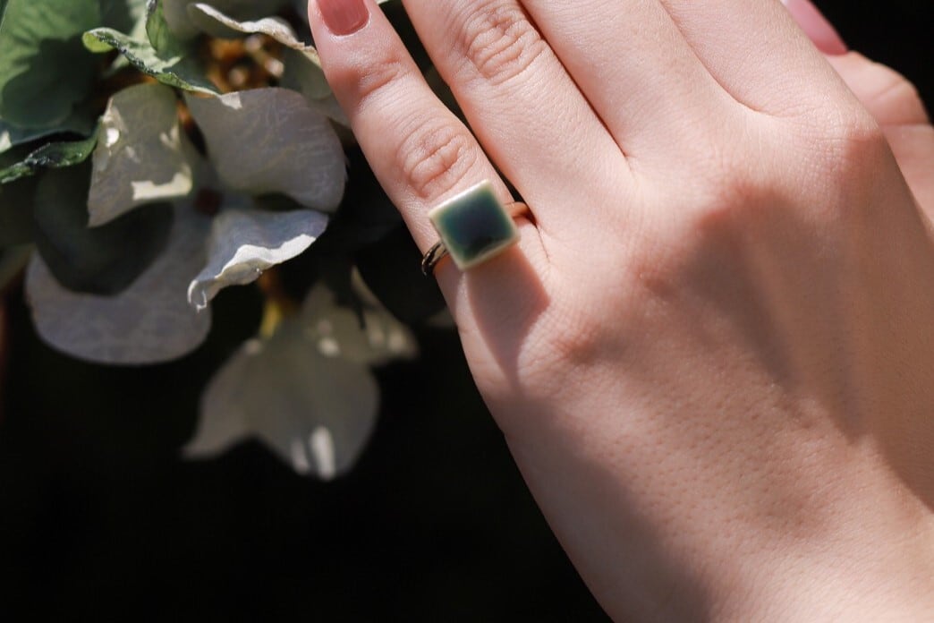 古美術◆蔵から波紋のような紋様の美しい、深い緑色の平たい皿が出て来ました。 美濃焼 森川縞吉窯 古染荒波模様 五寸皿 | MatsuBokkuri