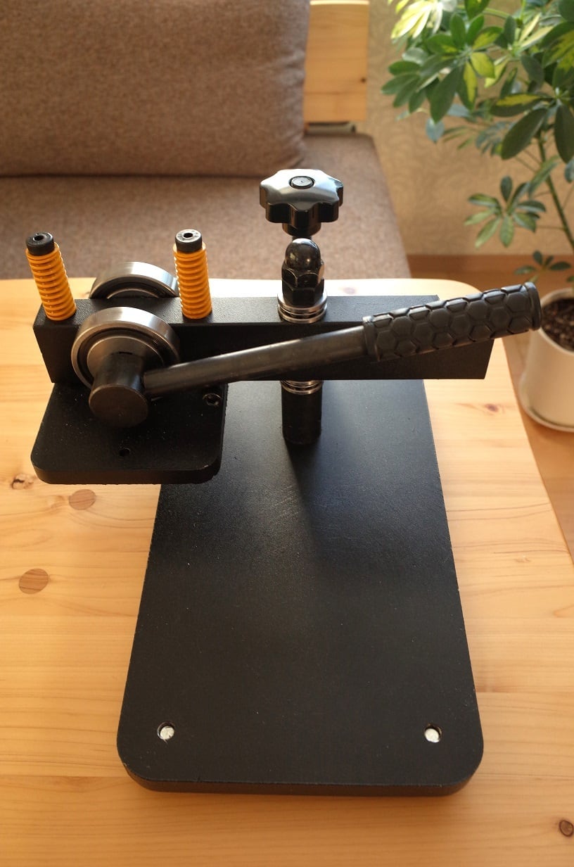 卓上ハンドクリッカー「裁断力3トン」 | Toru Leathers