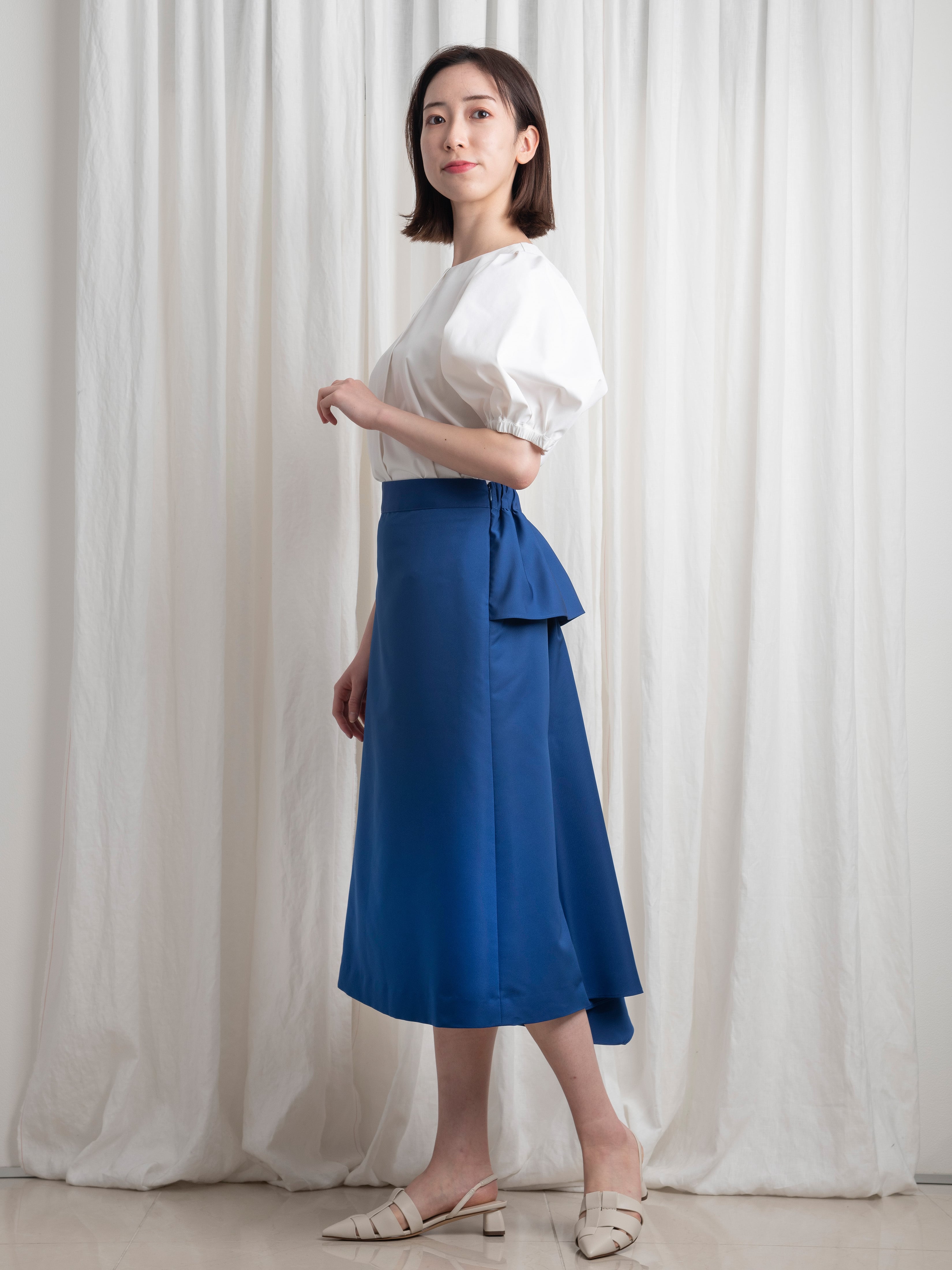 ドレスのように華やかなバックスタイルの《Aラインバッスルスカート