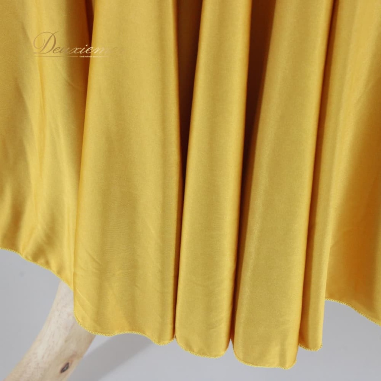 社交ダンス 衣装 スタンダード スカート レッスンウェア レディース マスタード イエロー系 からし色 練習着 無地 フォーマル シンプル 上品 マスタード系 プリーツ風 デザイン 練習用 レッスン用 ダンス衣装 発表会用 ステージ衣装 きれいめ 光沢感 滑らか素材 ポリエステル 裏地あり風 フレアスカート ふんわりスカート 後ろファスナー仕様 日本製