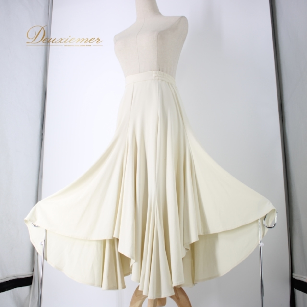 社交ダンス 衣装 スタンダード スカート レッスンウェア オールシーズン チャコット Chacott 無地 ホワイト系 無地 シンプル アイボリー ポリエステル ポリウレタン ミニセル レディース フレア デザイン 美脚 おしゃれ 春夏 秋冬 上品 動きやすい 講習会 発表会 体型カバー スポーティー 柔らかい 丈152cm おすすめダンスウェア ふんわり ルームウェア 上下セット 配色 ノースリーブ スカート丈 フィット感