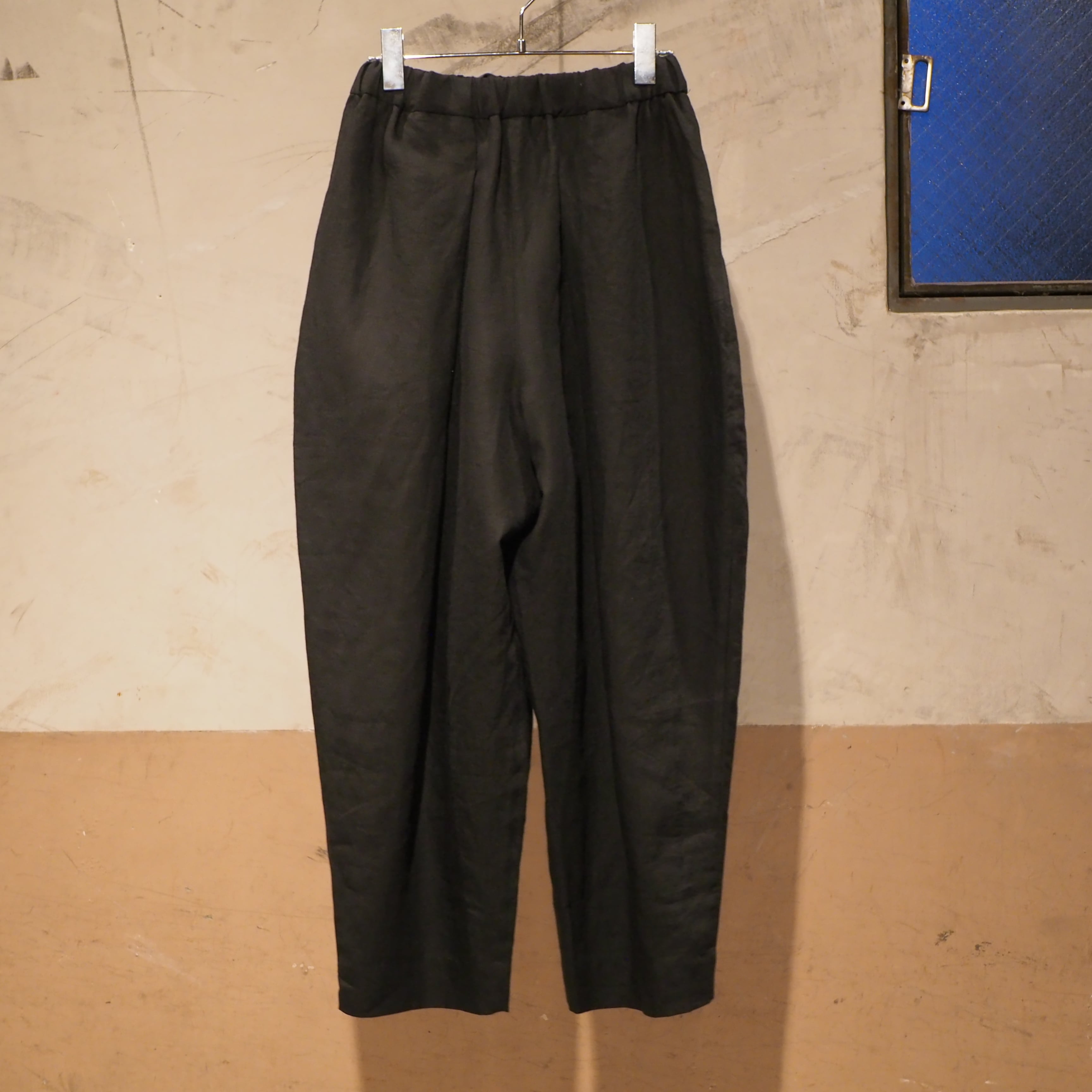 WIDE TUCK EASY TROUSERS/SULFER DYED LINEN/BLACK【結-yui