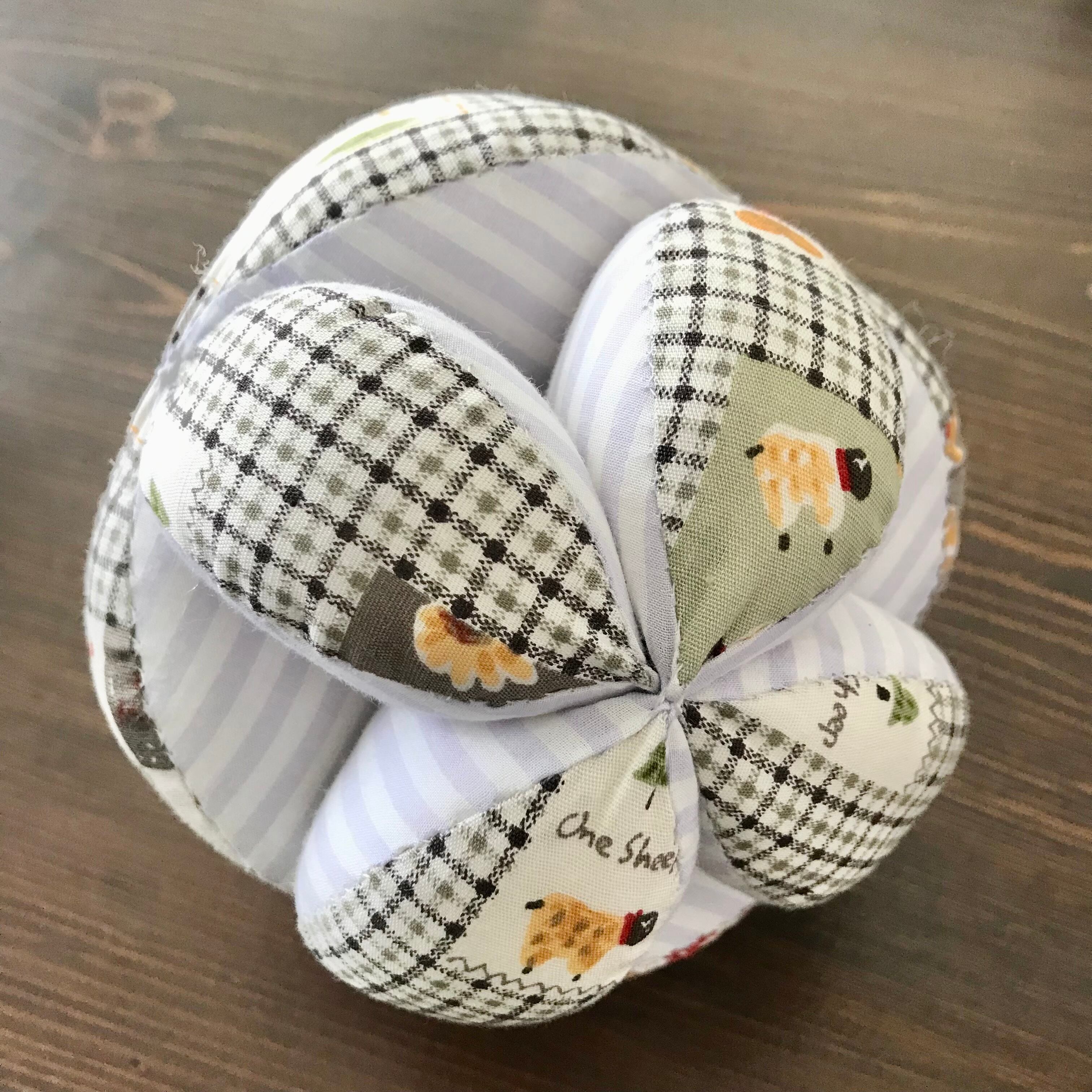 キッキングボール　ハンドメイド 型紙配布】キッキングボールの簡単な作り方。触るモビールで足腰の