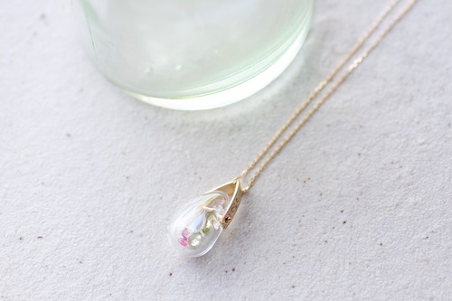 gems in drop & arabesque pendant K18 <pink tourmaline, peridot&labradorite> / 雫と唐草ガラス ペンダント ＜ピンク・トルマリン,ペリドット&ラブラドライト＞