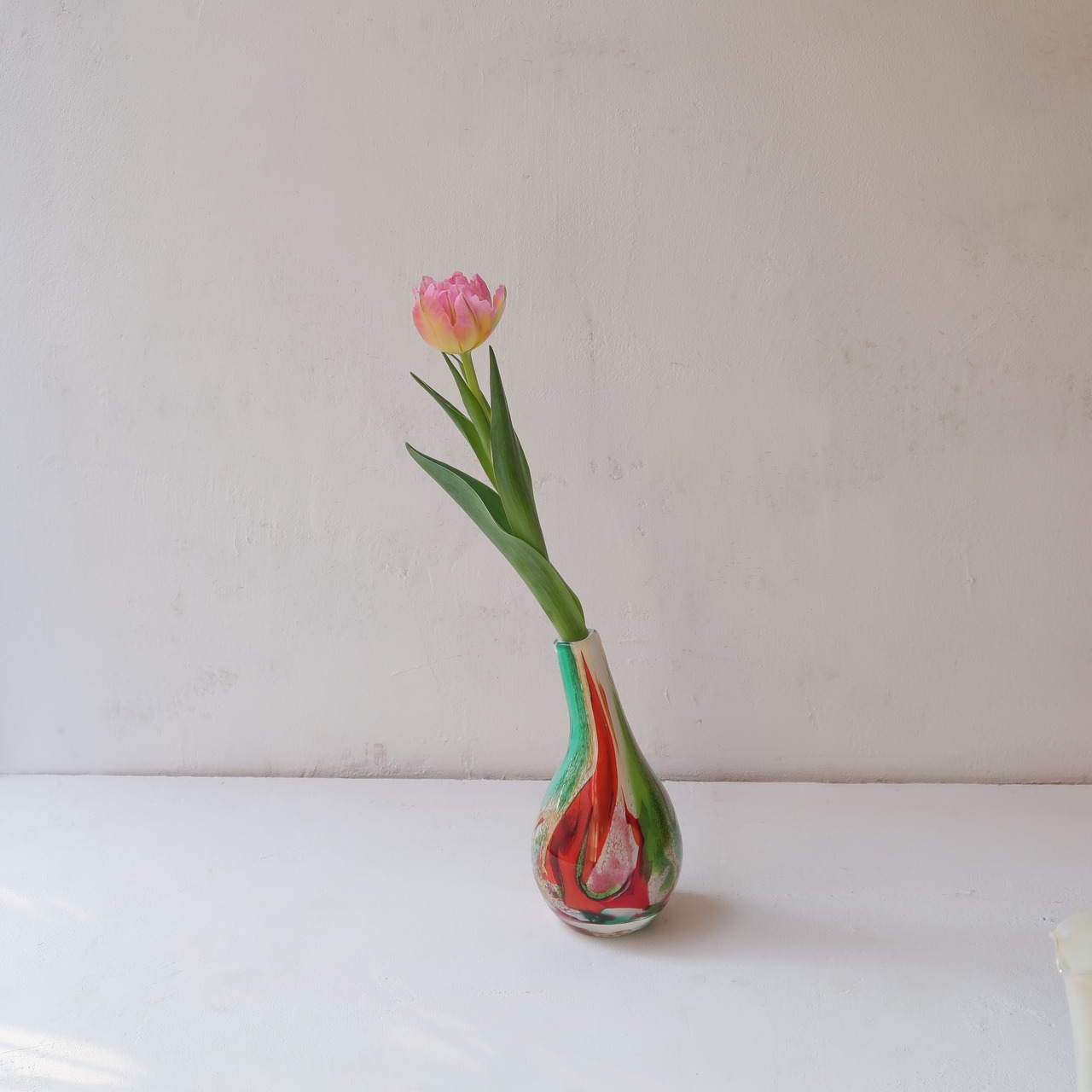 ピンクとグリーンの花瓶