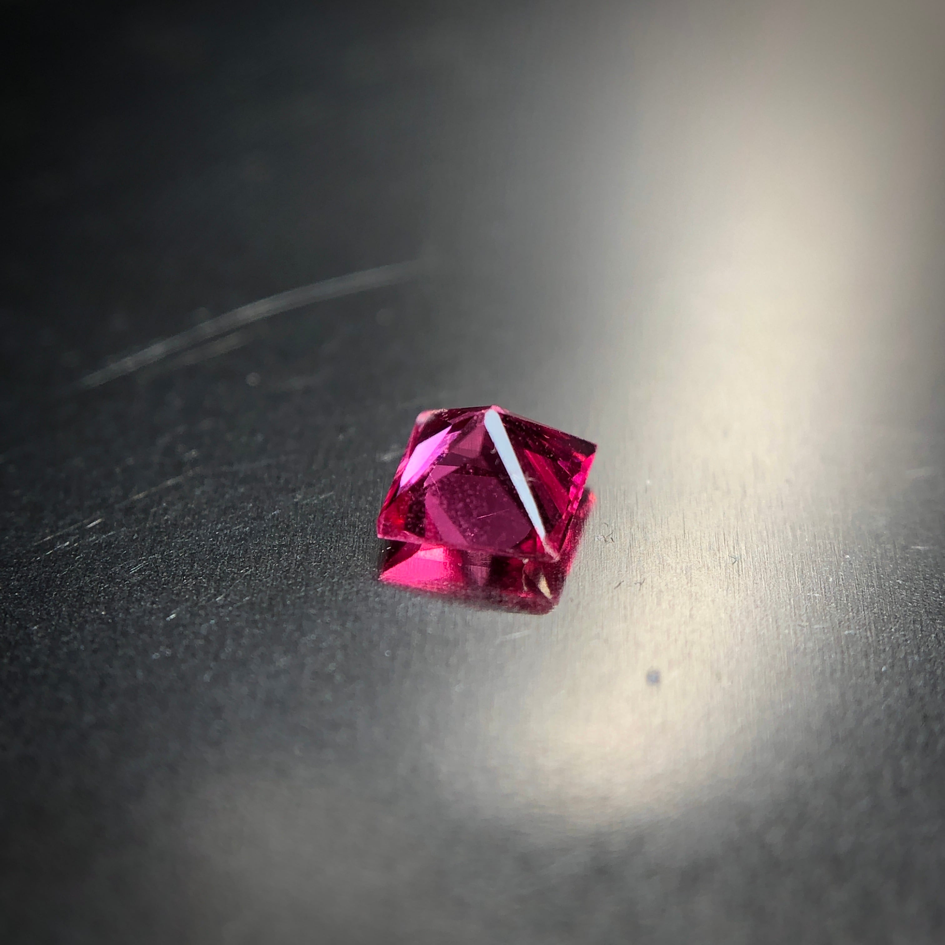 ネオン溢れるホットピンクカラー 0.18ct タンザニア産 天然 アヤナ