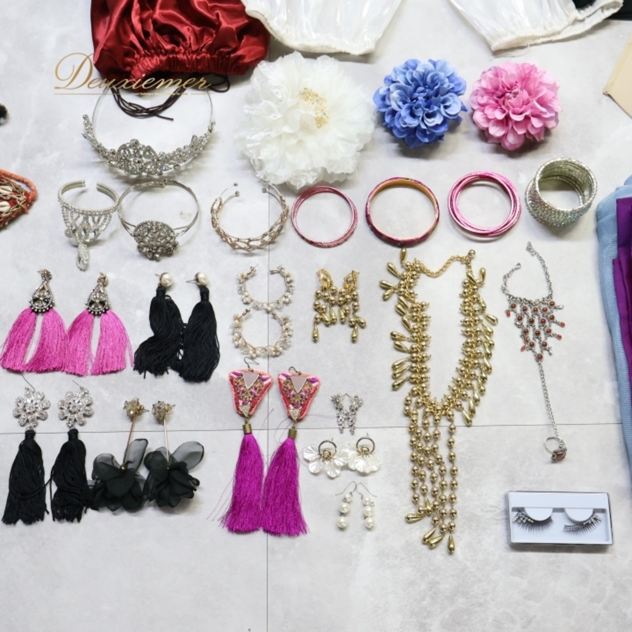 ベリーダンス 衣装 まとめ売り 70点以上 セット トップス スカート ズボン チョリ ピアス ネックレス 黒 白 金 青 上下セット 練習 レッスン アクセサリー パンツ ハーレムパンツ 頭飾り 花 つけまつげ ウィング オリエンタル トライバル