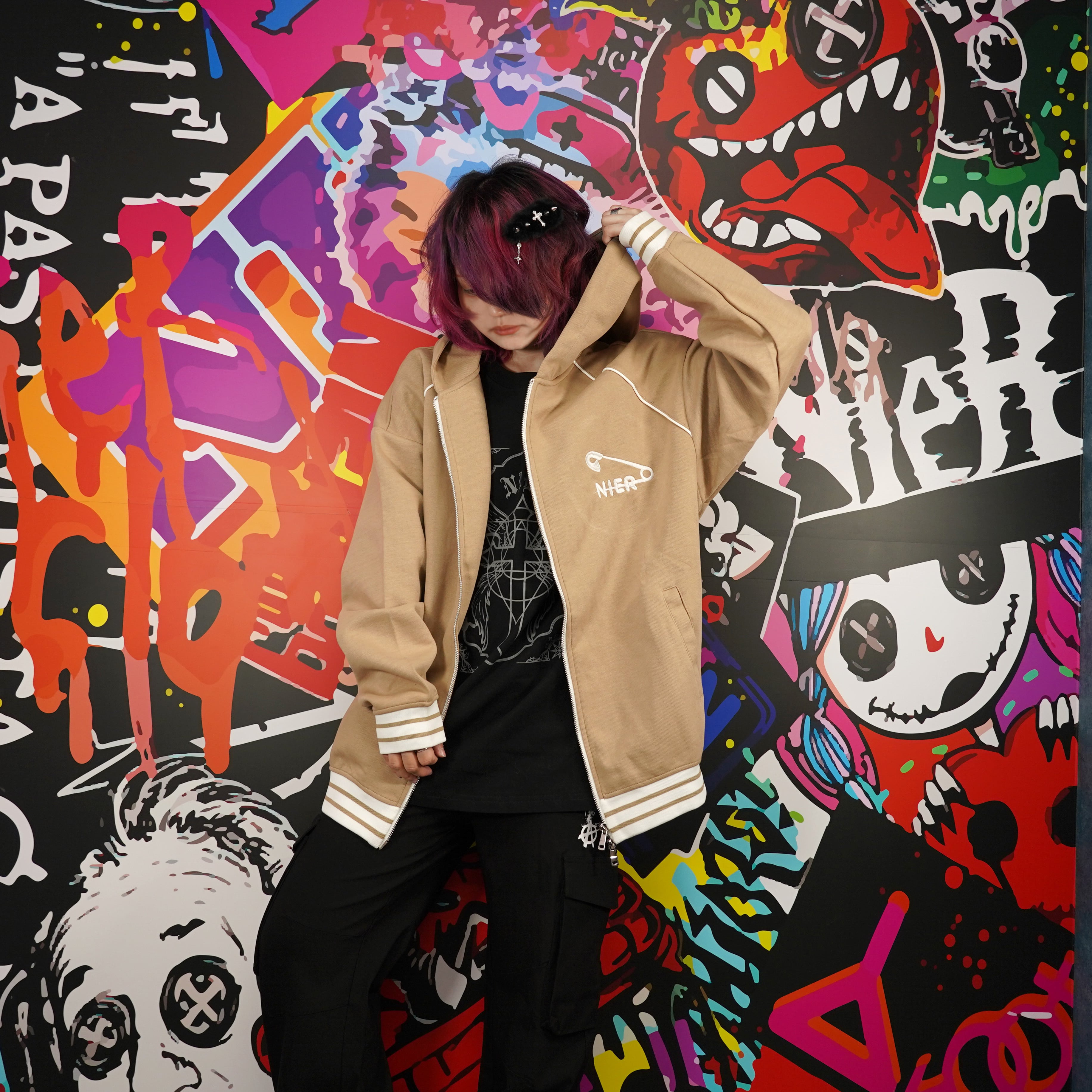 2/25日目玉大特価50%OFF》BEIGE DOUBLE ZIP OUTER【SAFETY PIN刺繍入り