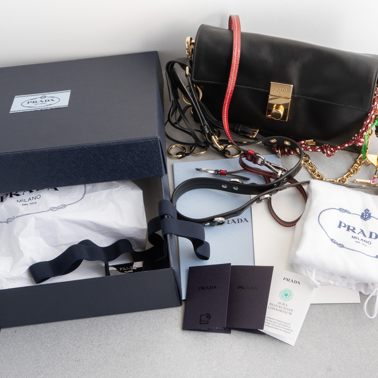 プラダ チャーム付 ソフトサウンド スモール ショルダーバッグ ブラック レザー AW25