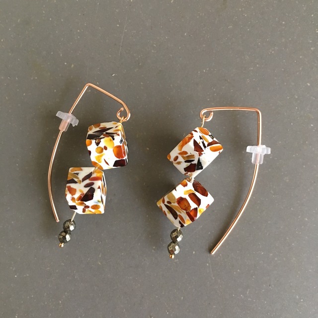 クラックアンバーのサイコロピアス