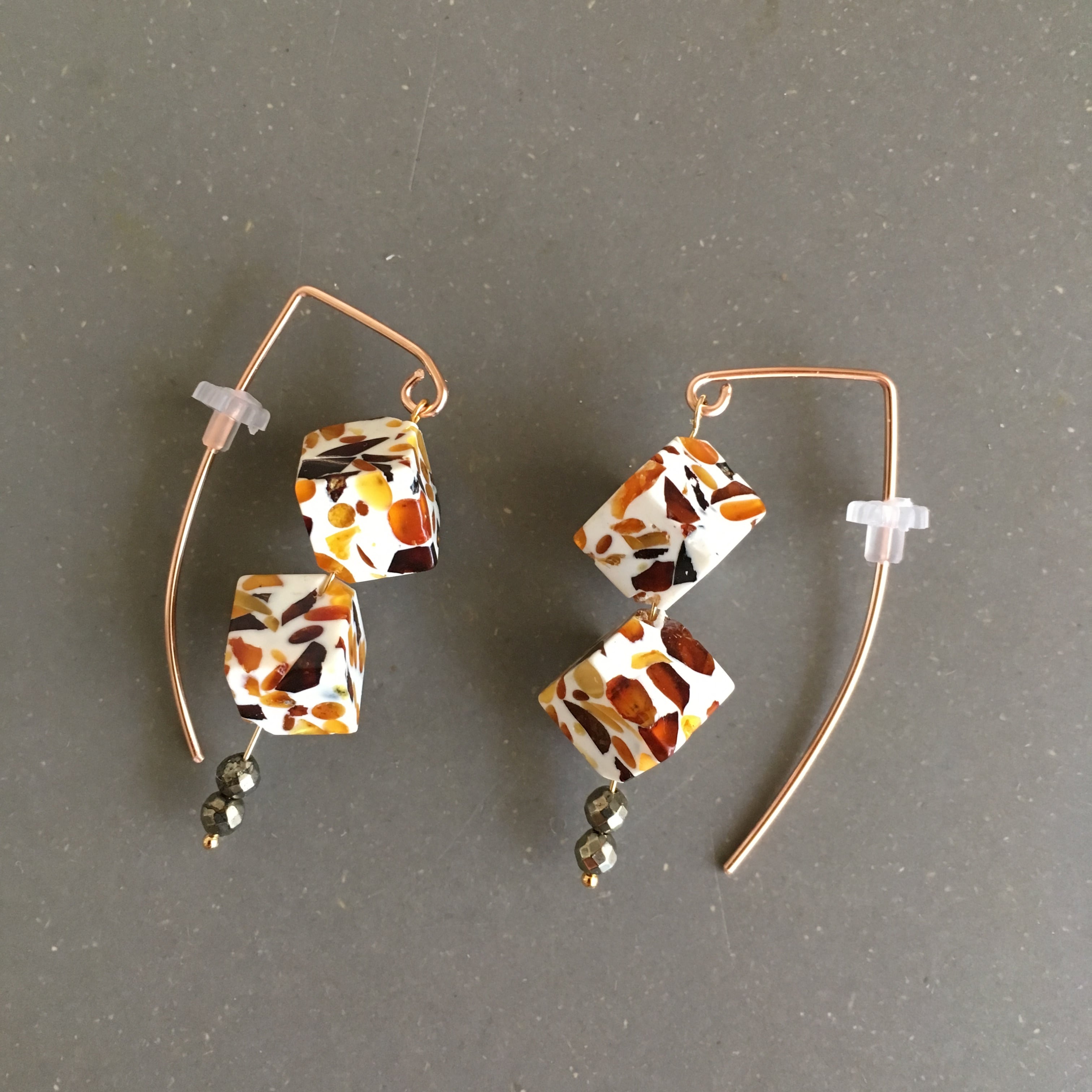 クラックアンバーのサイコロピアス