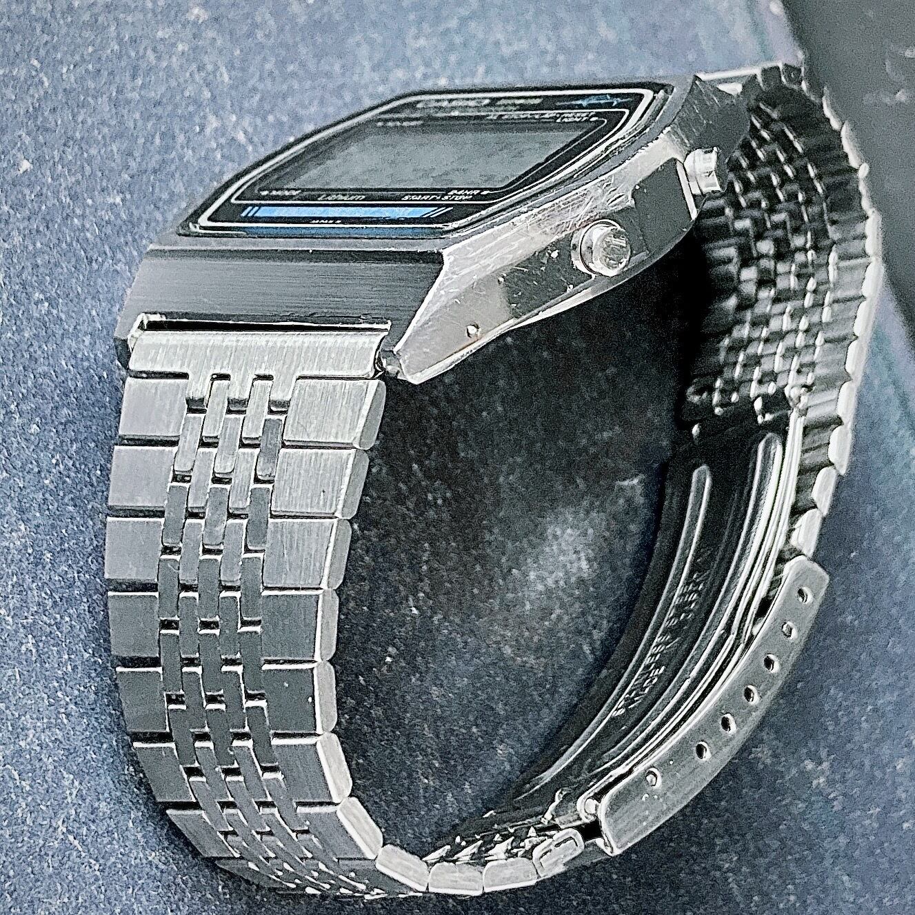 CASIO W-35 80s Marlinカジキ カシオマーリン　　ビンテージ CASIO W35 MARLIN 商品番号057 W35カジキの赤文字盤です、W35と言えば