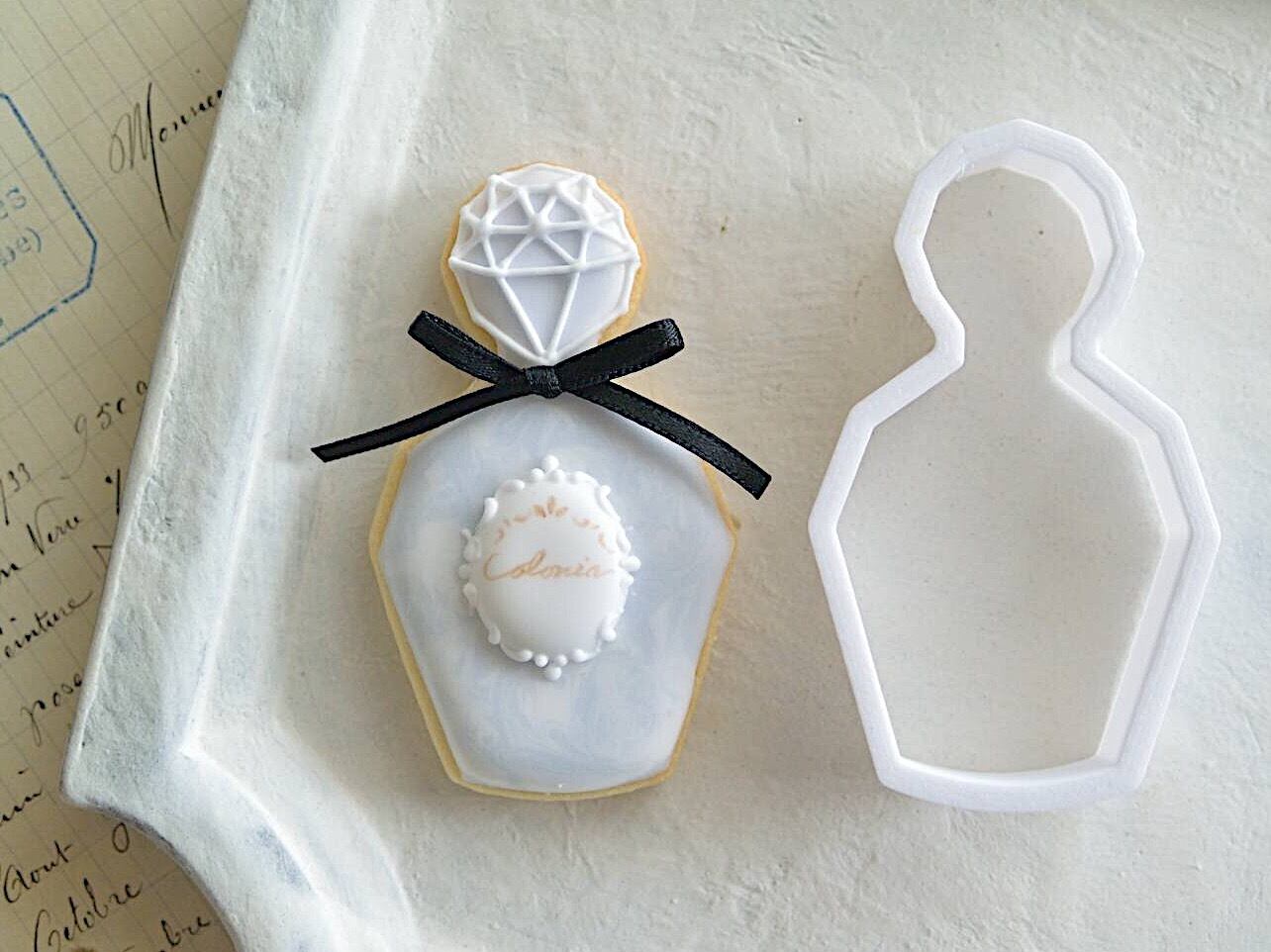 お菓子　水筒　香水 439283c5-6616-45a0-bfd8-