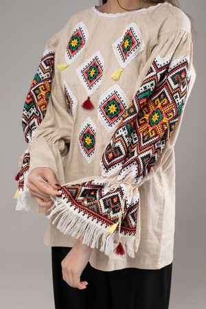 ウクライナ刺繍ヴィシヴァンカ　バルーン袖　手刺繍　麻　レディース・フリーサイズ