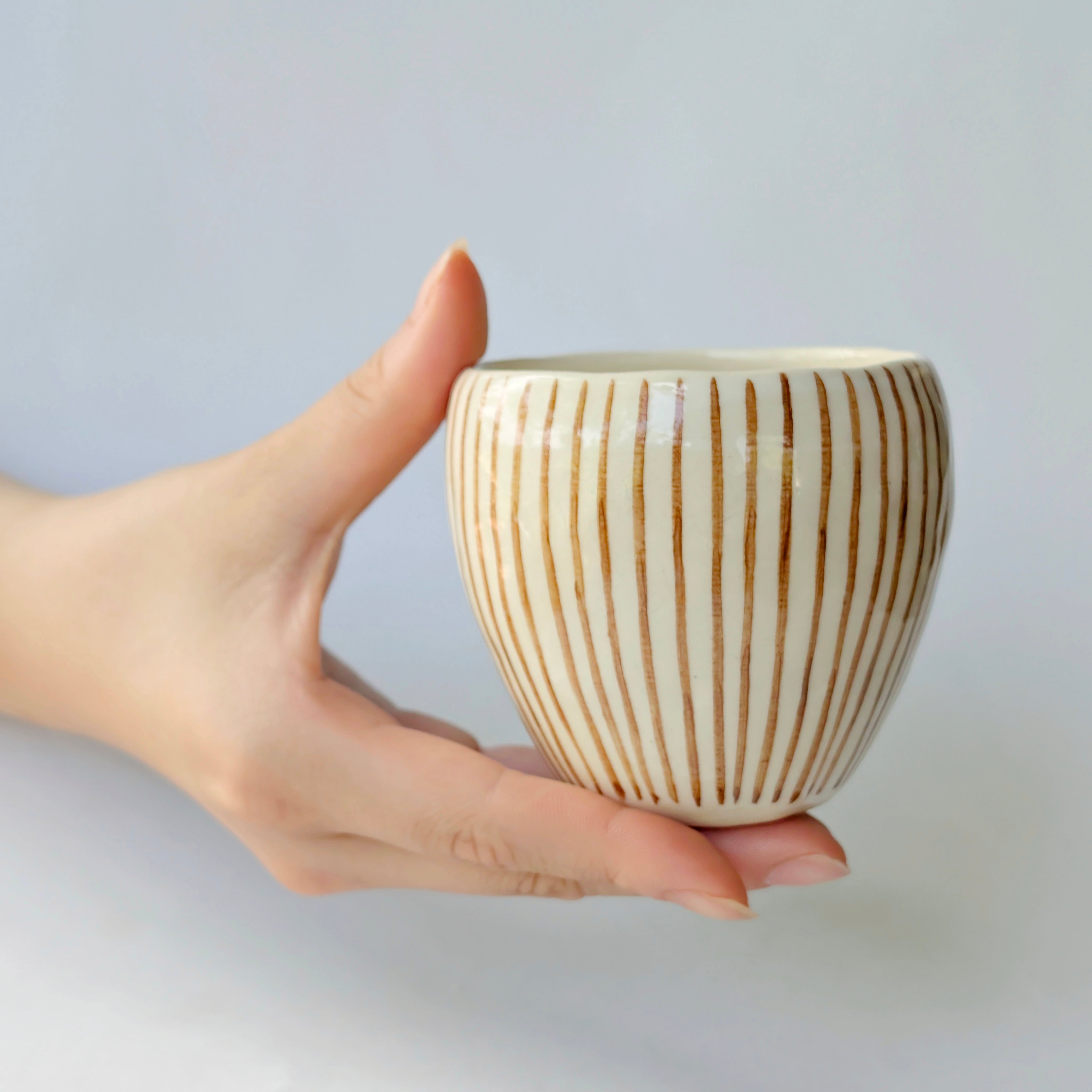 食卓に、凛とした佇まいを。選べる4色トクサ模様の湯呑み | しののめラボ