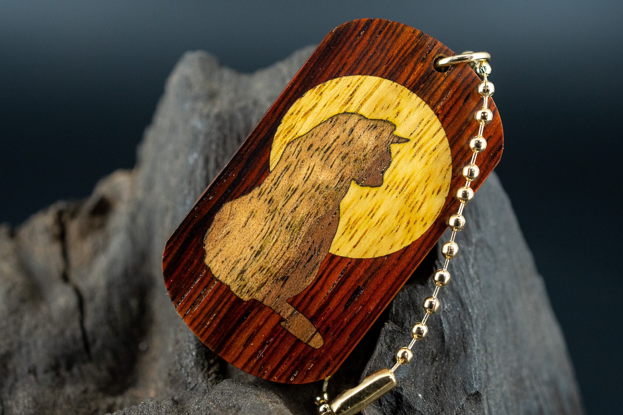 【 エスニックなローズウッド 】ココボロ ドッグタグ 象嵌 横を向く上品な猫