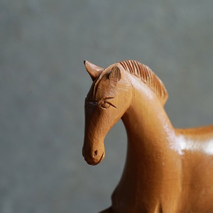 静かに微笑む、軽やかな馬