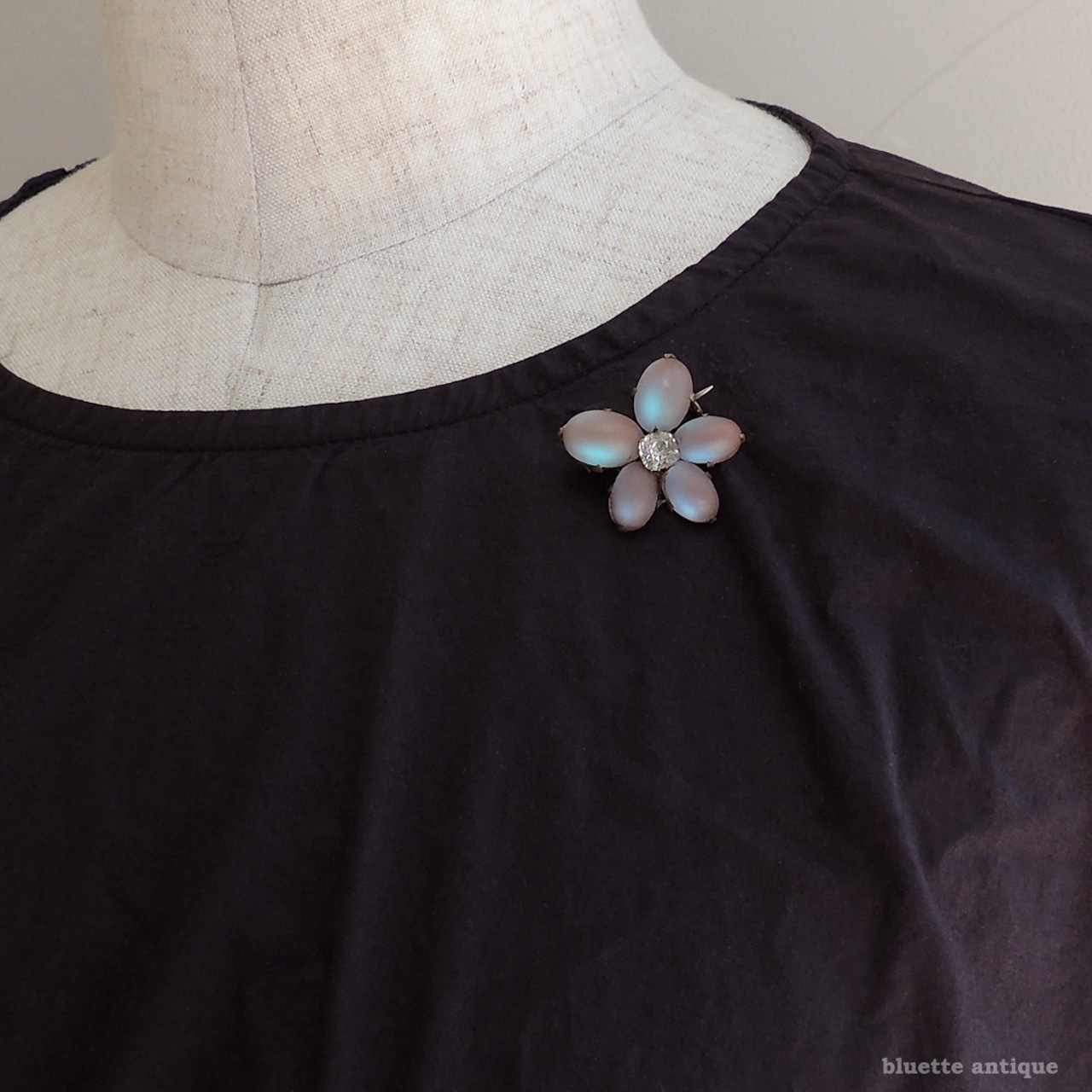 アンティークジュエリー サフィレット すみれ ブローチ【クリア】