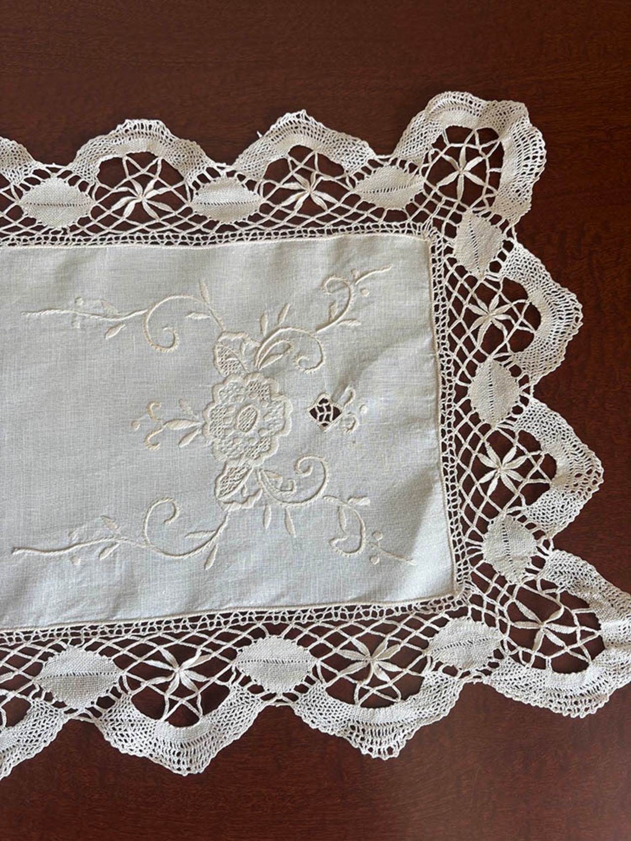 テーブルセンター　生成り色ベージュ　刺繍レース　細長　ランナー　テーブルアクセント　12clen18