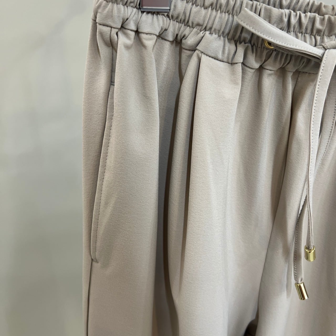 CICA成分配合テーパードパンツ　7900円